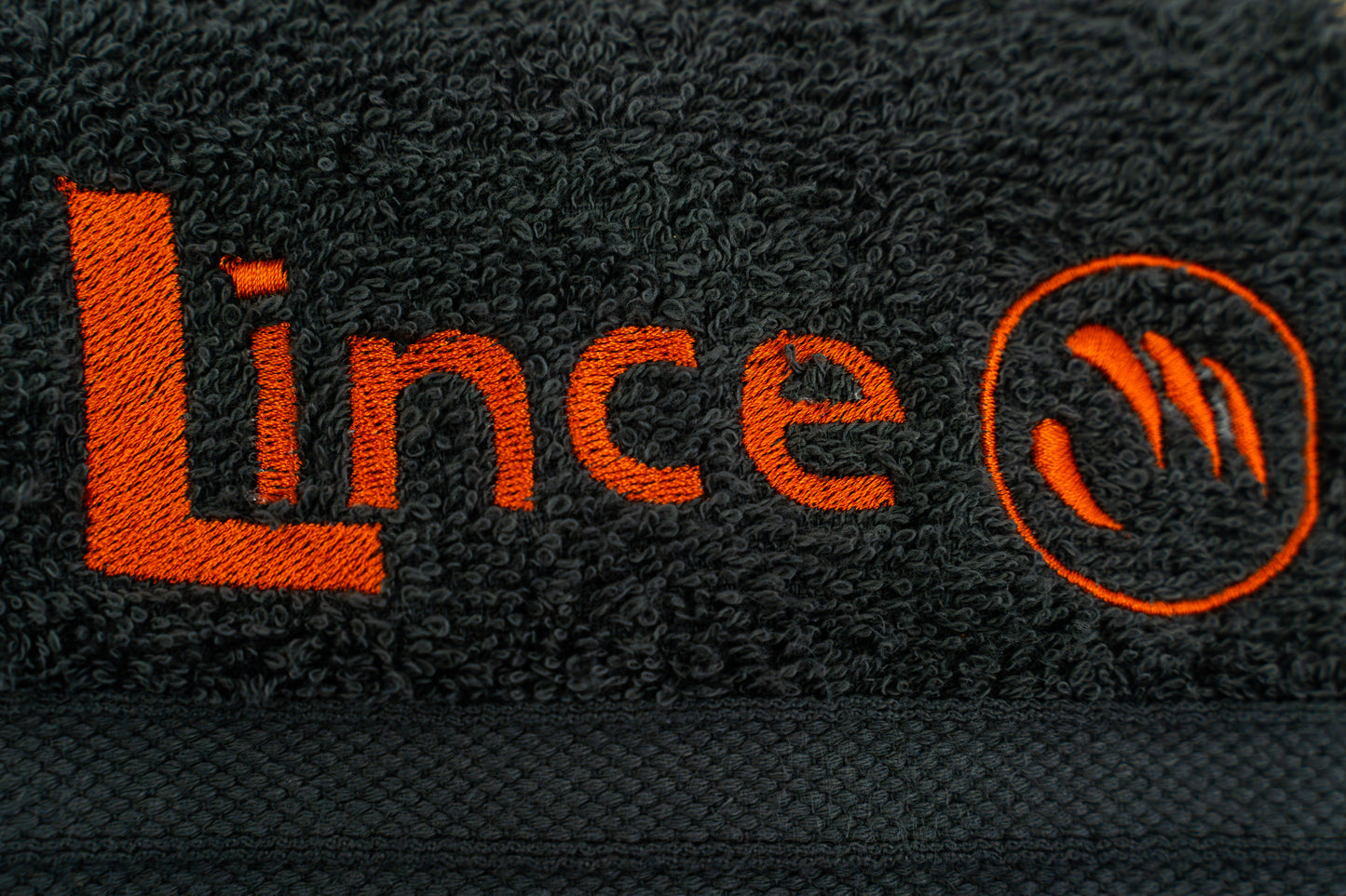 Detalhe logo relevo Toalha de Mão Lince